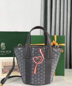 BELHARRA small bag is the perfect companion for vacationing under the sun. Its iconic bucket pc2smuxe