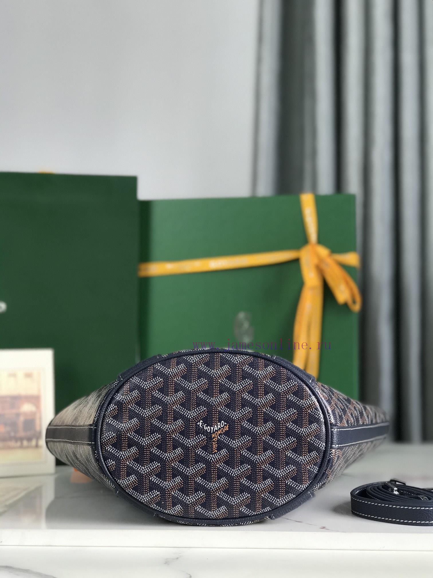 BELHARRA small bag is the perfect companion for vacationing under the sun. Its iconic bucket 4wihf3q4 - Image 8