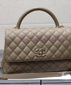 Chanel Bag 𝘾𝙃𝘼𝙉𝙀𝙇 𝟮𝟭𝙉𝙚𝙬 𝘾𝙤𝙘𝙤 𝙝𝙖𝙣𝙙𝙡𝙚The outer seam of the bag cover is designed with a built- 72btk6y3