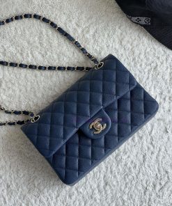 Chanel Bag 𝗖𝗛𝗔𝗡𝗘𝗟𝘾𝙁 Series Caviar Ball Pattern Quality with Sheepskin Inner𝙎𝙞𝙯𝙚 𝟮𝟯𝗰𝗺Model 𝟭𝟭 mmtb6wmk