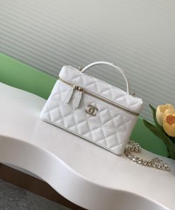 Chanel Bag The 25C lunch box bag is exquisite and compact, with a chain handle and granular bwin3q1y