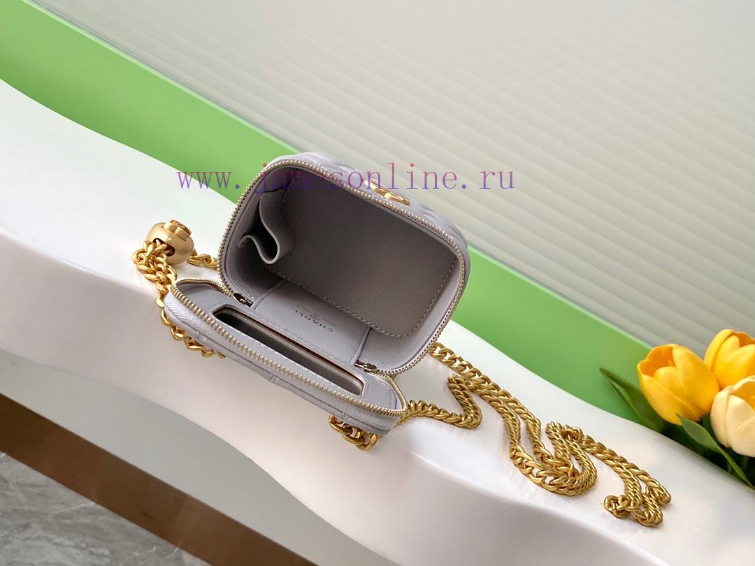 Chanel Bag The 24k box bag features the most beautiful heart-shaped adjustable buckle and ad 7fecpb1m - Image 9