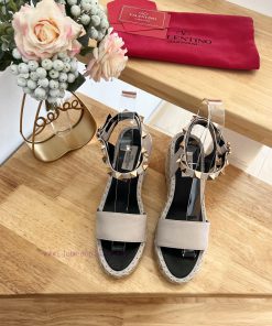 Valentino Garavani Lychee Leather Strap Wedge Sandals-Metal effect processing rivet decoratikgp5bzrn