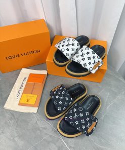 LV Lv brand L Home 2023 popular embossed logo embossed cool slippers. This Pool Pillow Comfow56c07et
