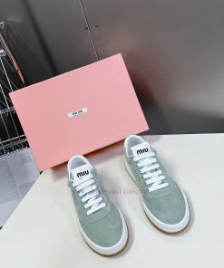 Miumiu's latest early spring fashion show, casual dirty shoes/sports white shoes, is a populuyducd2y