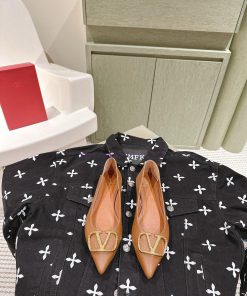 Flat bottomed | ² ⁰ ² 4 𝐬𝐬 🤍🤎 Is your shoe cabinet missing a pair from the Four Seasons Vers4jooeuul