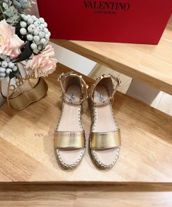 Valentino Garavani Lychee Leather Strap Wedge Sandals-Metal effect processing rivet decoratiotvx5z4f