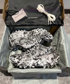 Top Balenciaga Balenciaga Defender Tire Shoes Graffiti Print Balenciaga is designed by the g1au3jwjh