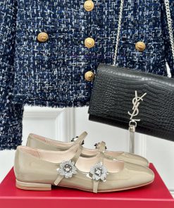 Roger Vivier | RV Classic Diamond BuckleMary Jane ShoesThe shoe upper is made of imported ca6lv6r5mj