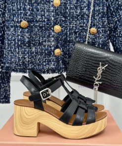 MIU MIU/Miu Miu Classic Waterproof Platform Thick Heel Pig Cage SandalsThis sandal is reallyyqst1wz8