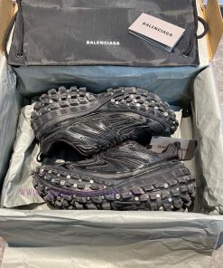 Top Balenciaga Balenciaga Defender tire shoes are made of worn-out screws in black. The comf6llo48b7