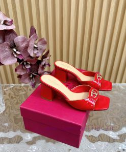 2024  🤎Valentino  Paris fashion show launches latest thick heeled slippers——————————————Valezeiyfskz