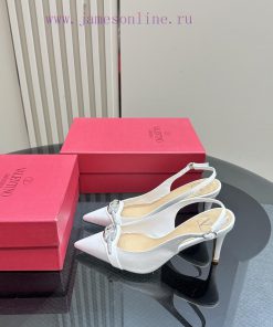 𝑉𝐴𝐿𝐸𝑁𝑇𝐼𝑁𝑂 Warren rhinestone V-button sandals, the latest series from V Home, can be said to ubrw28je