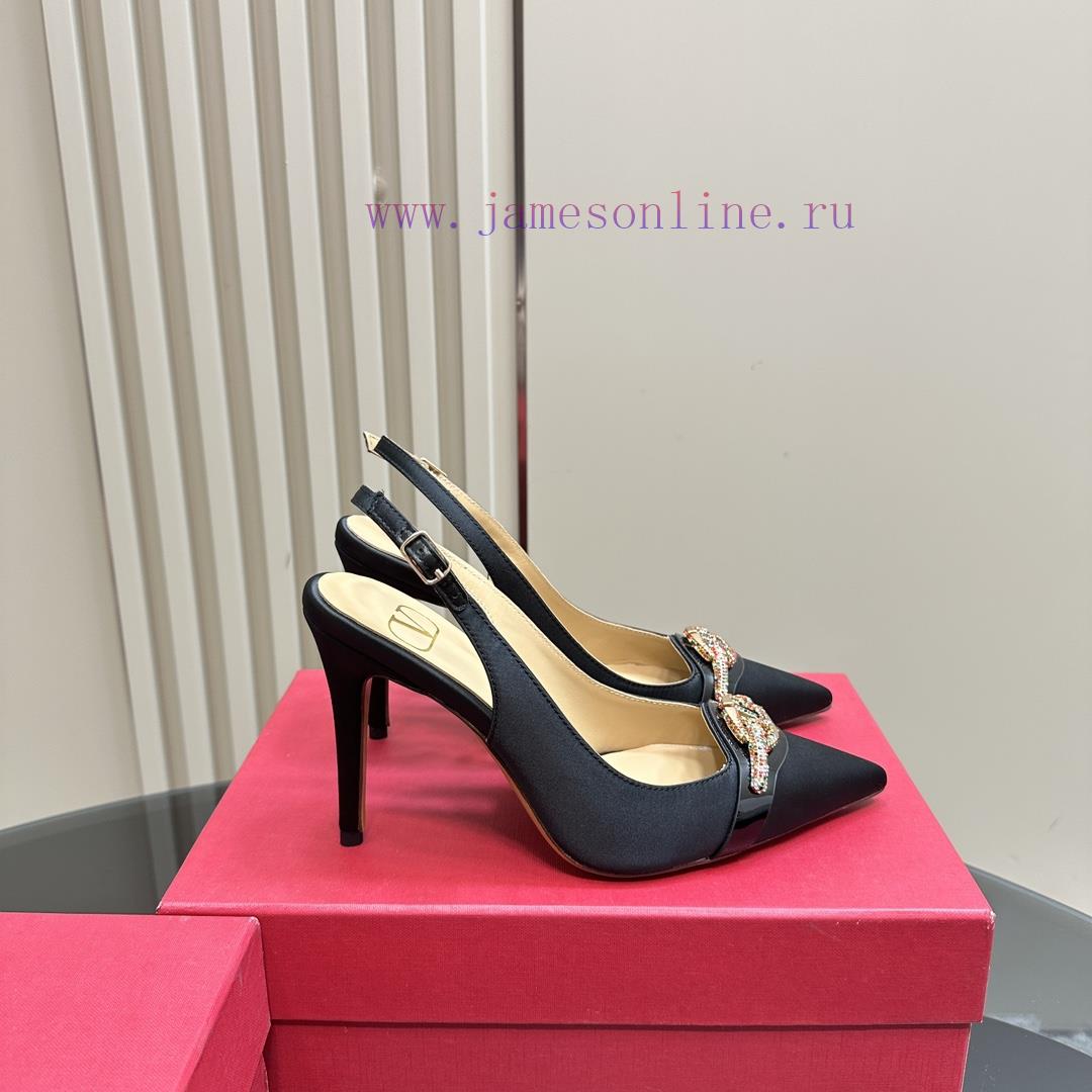 𝑉𝐴𝐿𝐸𝑁𝑇𝐼𝑁𝑂 Warren rhinestone V-button sandals, the latest series from V Home, can be said to ilksaih5 - Image 6