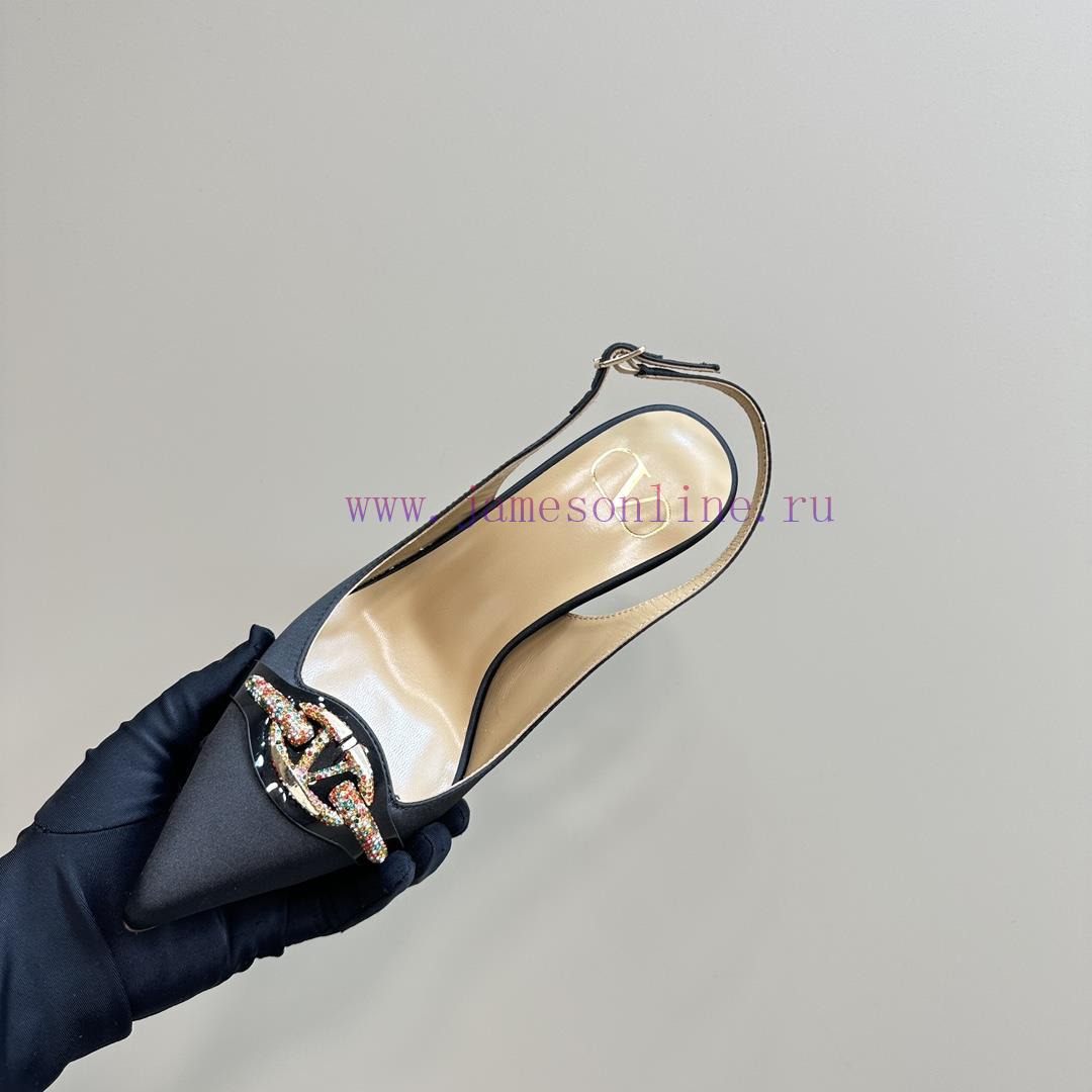 𝑉𝐴𝐿𝐸𝑁𝑇𝐼𝑁𝑂 Warren rhinestone V-button sandals, the latest series from V Home, can be said to ilksaih5 - Image 9
