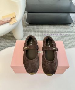 The Miu Miu Coin Le Fu Shoes during the 2025 Spring/Summer Fashion Week are absurd. The newlvn0ksiiz