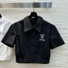 CC77558 Prada 25 Spring/Summer Logo Printed Pleated Short Shirt Paired With A Half Skirt A Cool m6nyk58n