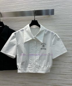 CC77558 Prada 25 Spring/Summer Logo Printed Pleated Short Shirt Paired With A Half Skirt A Cool fl49fqjk