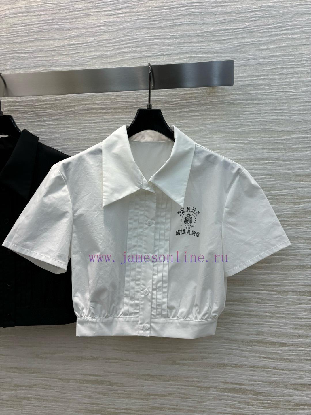 CC77558 Prada 25 Spring/Summer Logo Printed Pleated Short Shirt Paired With A Half Skirt A Cool fl49fqjk