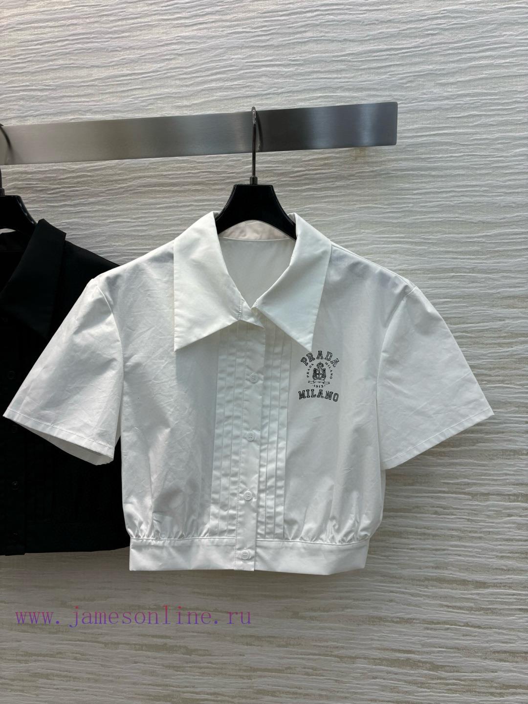 CC77558 Prada 25 Spring/Summer Logo Printed Pleated Short Shirt Paired With A Half Skirt A Cool fl49fqjk - Image 2