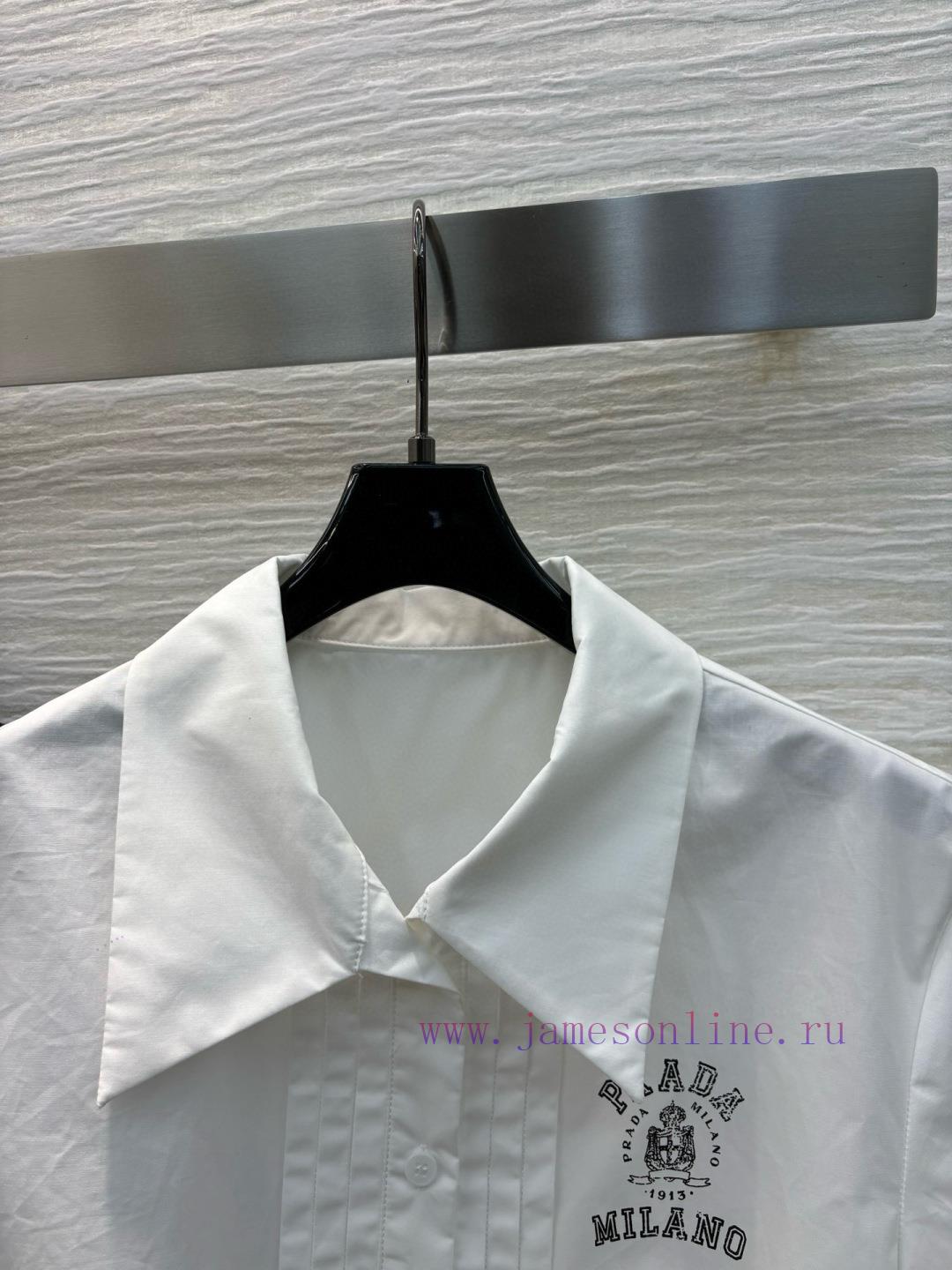 CC77558 Prada 25 Spring/Summer Logo Printed Pleated Short Shirt Paired With A Half Skirt A Cool fl49fqjk - Image 3