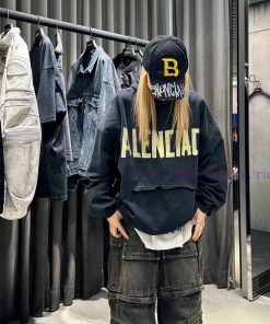 Balenciaga's new baseball cap with cool graffiti logo0ck4nw0y