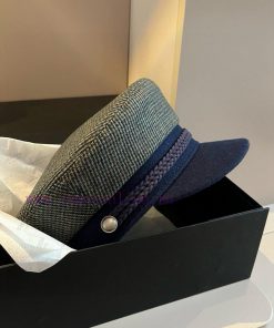 Burberry's new military hat is made of classic plaid woolen fabric, with a head circumferencmcx21brp