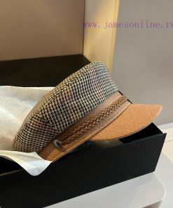 Burberry's new military hat is made of classic plaid woolen fabric, with a head circumferencjt5zqtv7