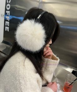 Miumiu's new raccoon fur ear bag and earmuffs7a6v40j0