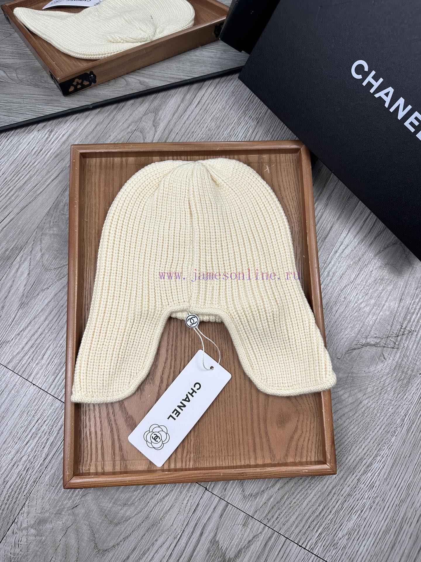 A must-have for keeping warm in winter at C's home, the Lei Feng hat. This Lei Feng hat is r4pu2vsdy - Image 8