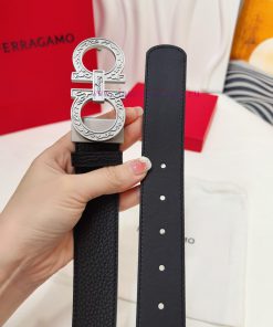 This double-sided belt from Ferragamo has an elegant style, featuring a dual veneer design t 3fsj480y