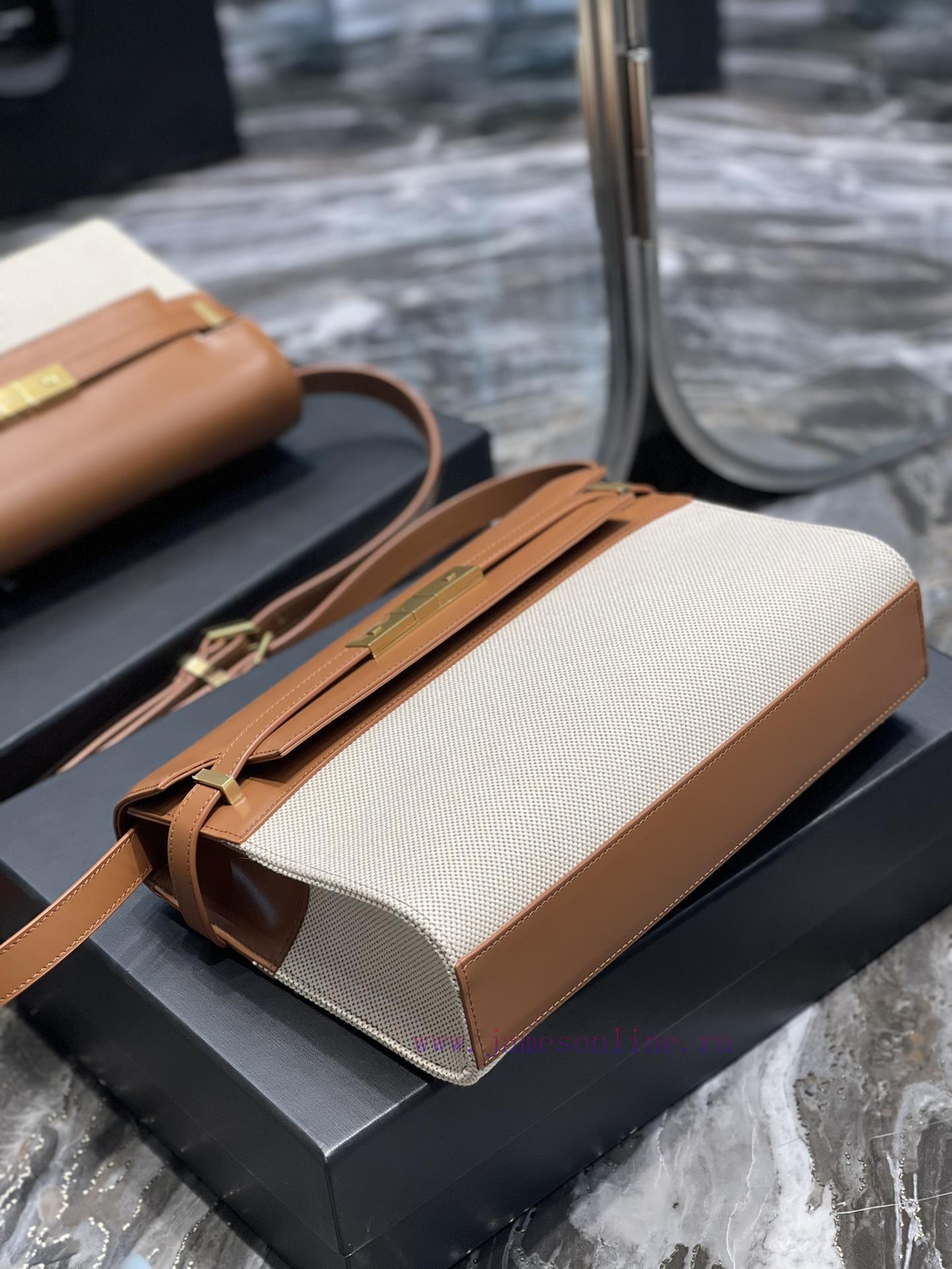 Yves Saint Laurent Bags 𝑴𝒂𝒏𝒉𝒂𝒕𝒕𝒂𝒏 The latest revision of the Manhattan baguette bag features full leather lining, e tzvu3hbf - Image 7