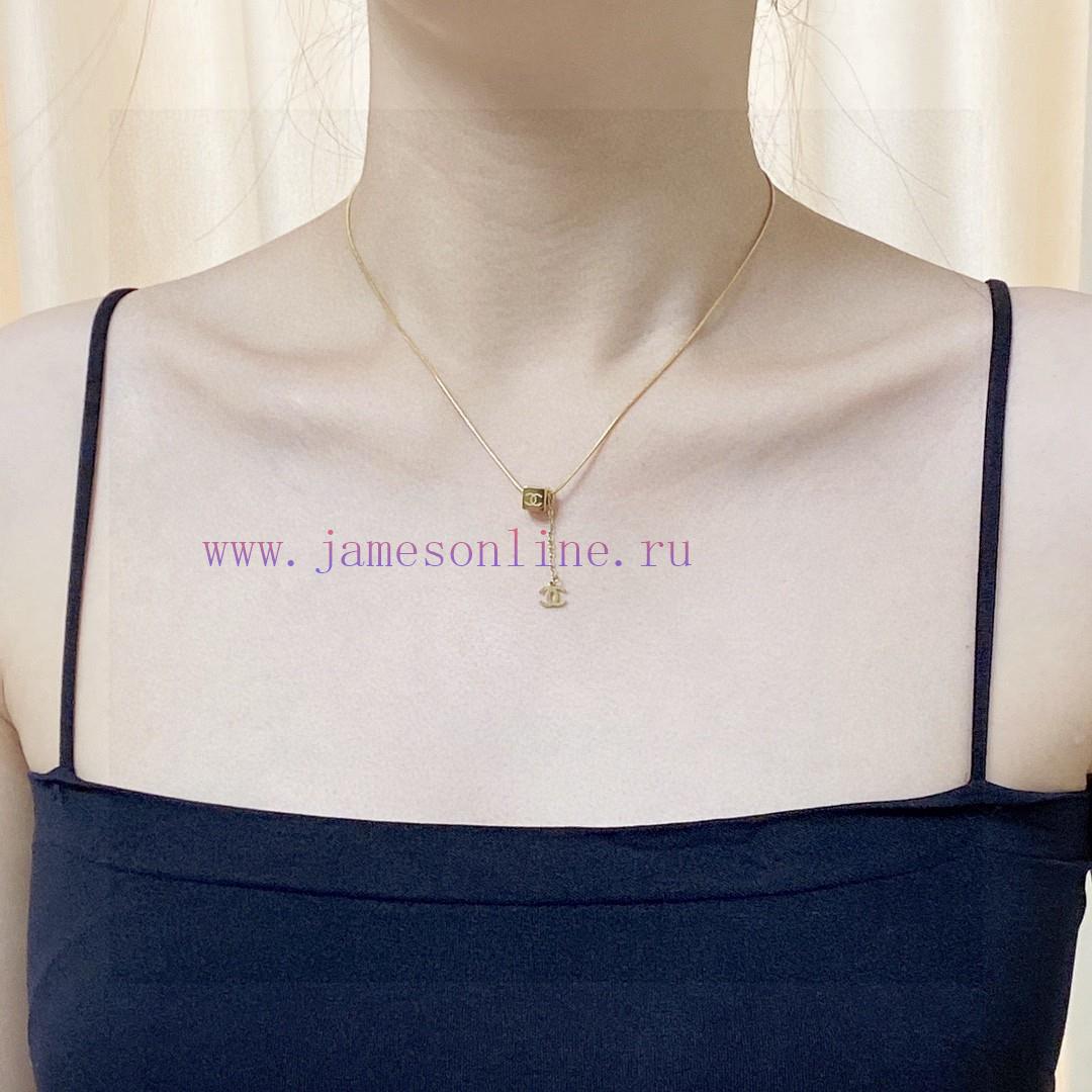 Chanel Double C Letter Fashion Square Pendant Fine Necklace Is A Very Unique Chain Made Of 14K lh1y7ak4