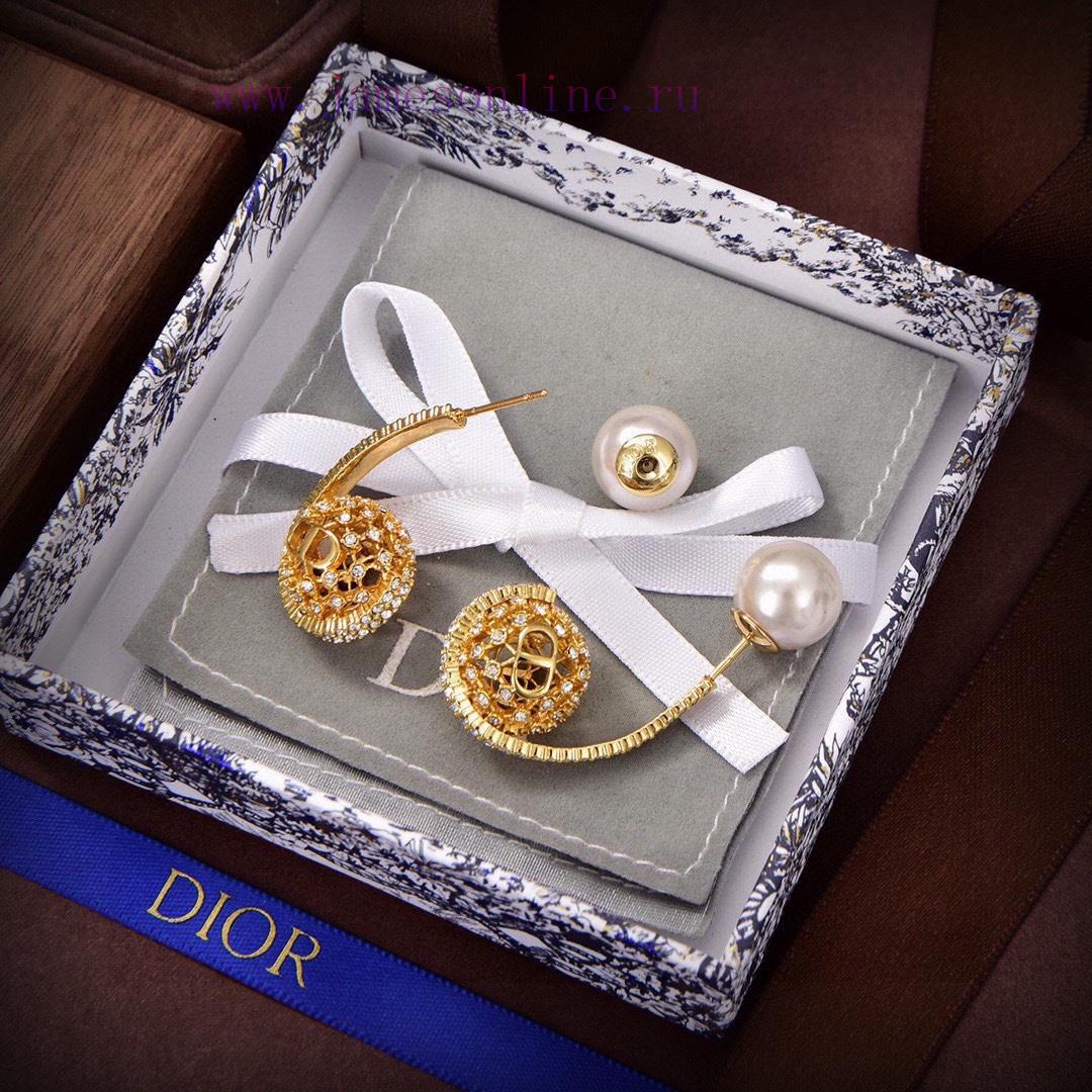 Dior's New Collection Beloved By Top Tier Brands Features Letter Earrings With A Metallic Textu w0u27yw3 - Image 4