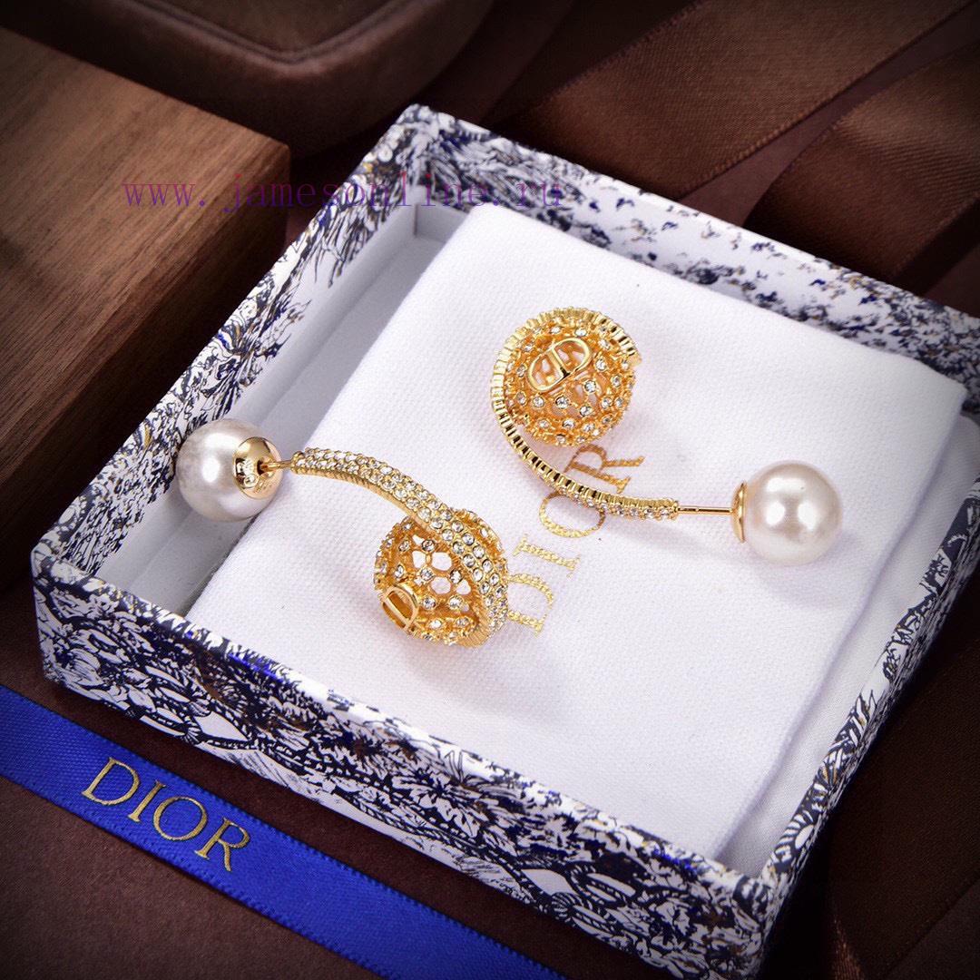 Dior's New Collection Beloved By Top Tier Brands Features Letter Earrings With A Metallic Textu w0u27yw3 - Image 5