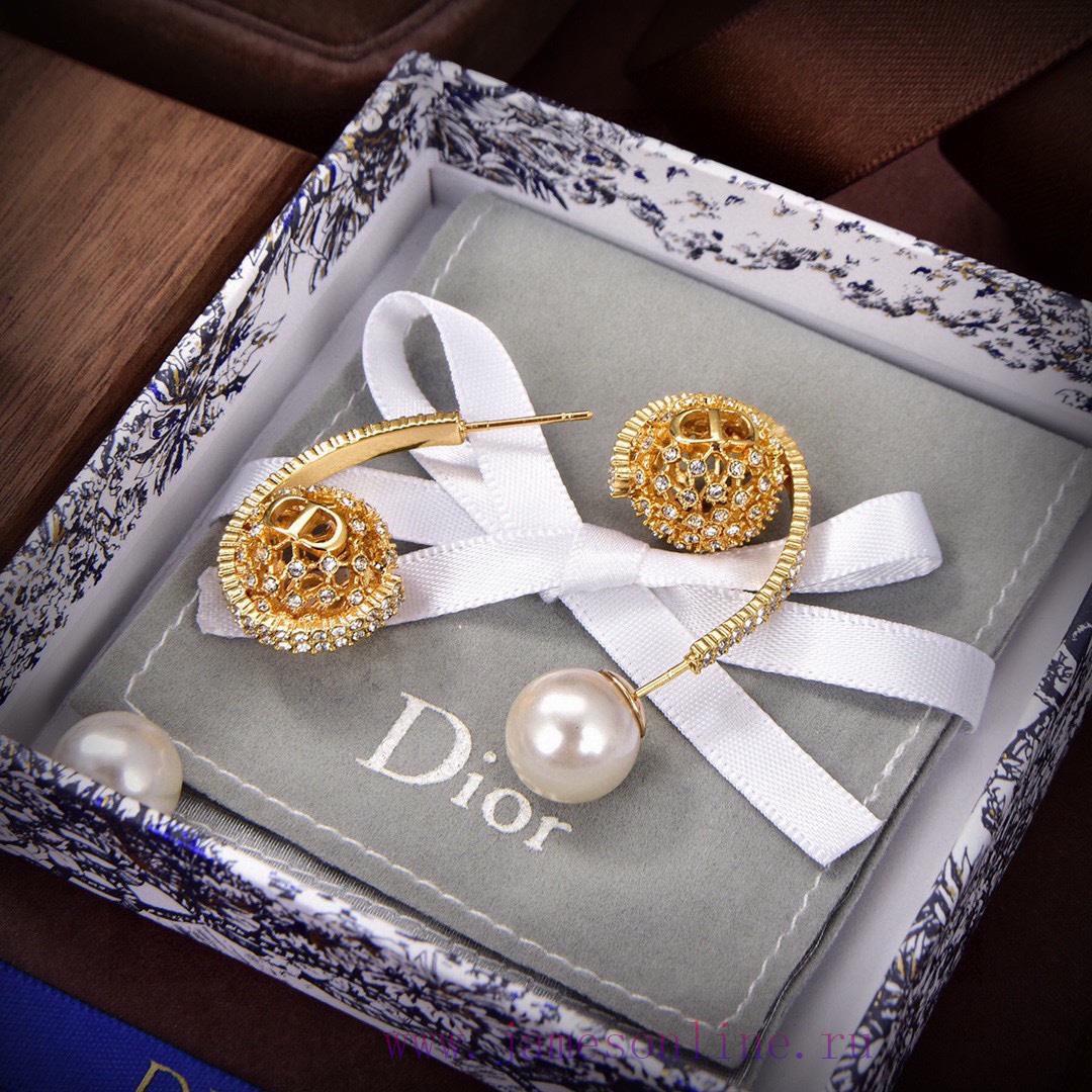 Dior's New Collection Beloved By Top Tier Brands Features Letter Earrings With A Metallic Textu w0u27yw3 - Image 7