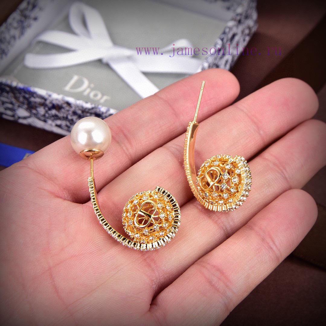 Dior's New Collection Beloved By Top Tier Brands Features Letter Earrings With A Metallic Textu w0u27yw3 - Image 8