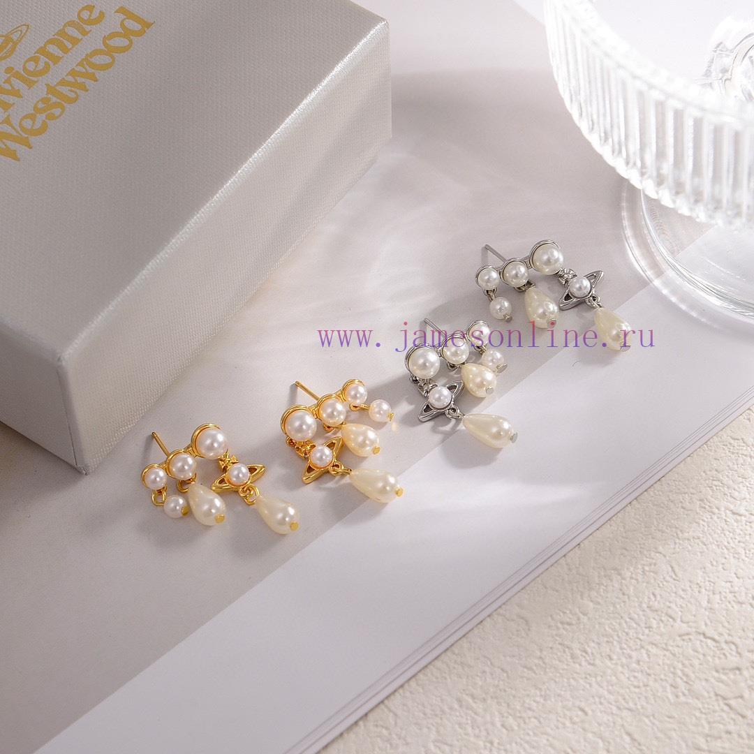 British Purchasing Agent Vivienne Westwood. The Elegant And Sophisticated Design Of The Queen D 2j99wnzi