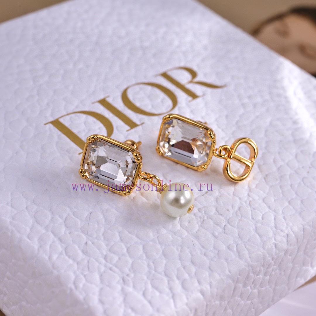 Dior's New Collection Beloved By Top Tier Brands Features Letter Earrings With A Metallic Textu 7xa8zo2w