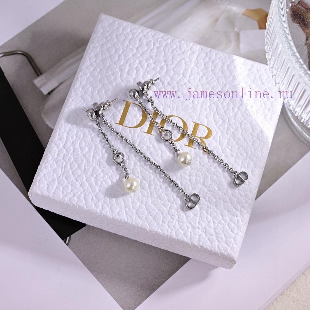 Dior's 2024 New Collection Beloved By Top Tier Brands Features Letter CD Earrings With A Metall nxkymg68
