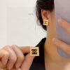 🥰 Chanel's Minimalist Style Square Earrings Are Really Super Beautiful. The Design Is Simple Bu gi3pbo2u