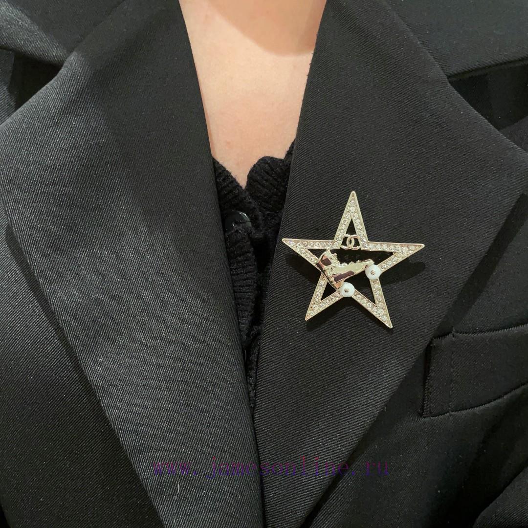 Chanel's New Collection Is Synchronized With The New Chanel Brooch Which Is The Most Knowledgea s382ww8e - Image 3