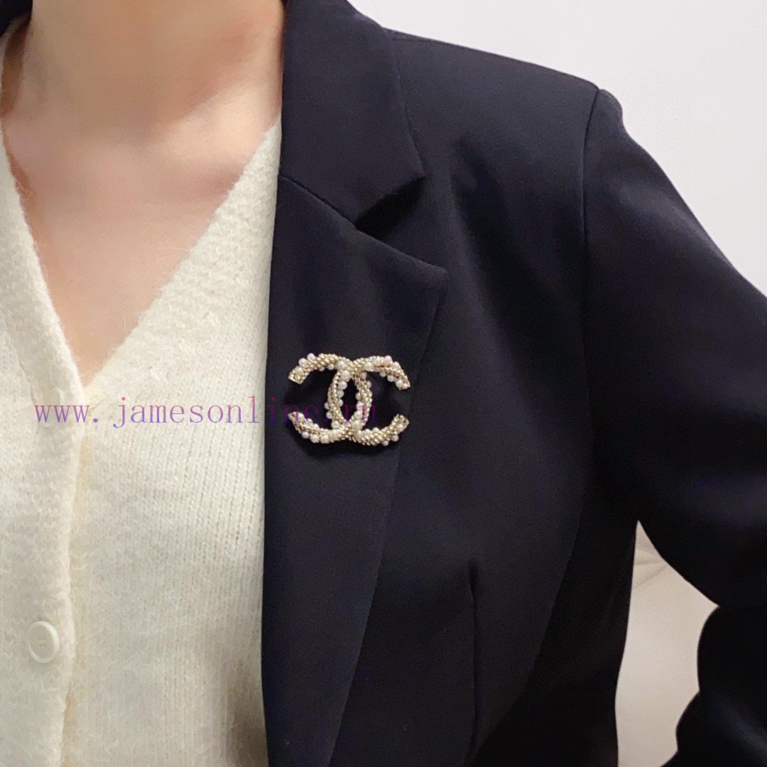 CHANELChanel's New Pearl Chanel Brooch Is The Most Women's Accessory. Women Who Have Devoted Al k615fckp - Image 3