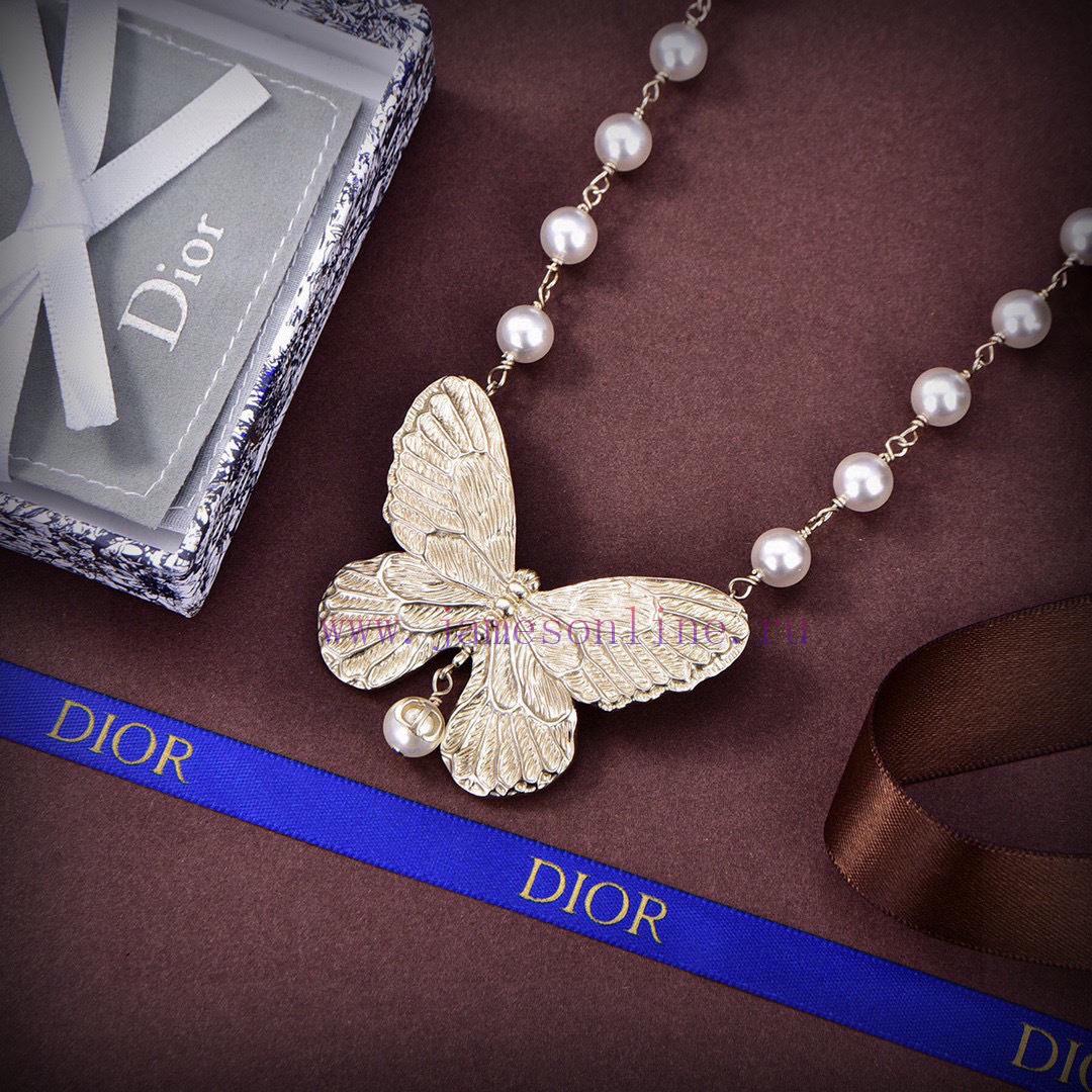 Dior's 2024 New Collection Beloved By Top Tier Brands Features A Letter CD Butterfly Necklace W m6ci12eg