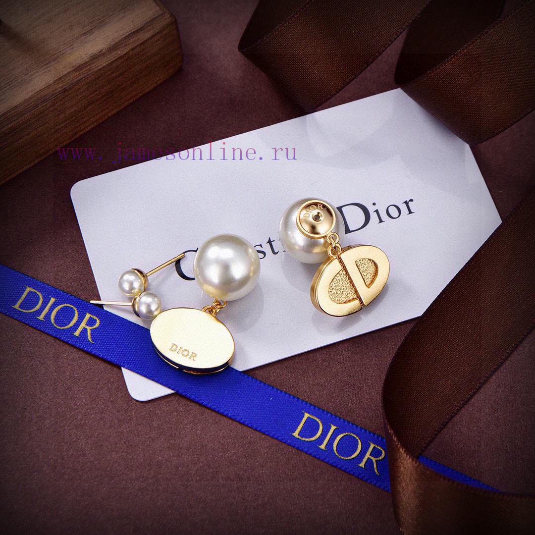 Dior's 2024 New Collection Beloved By Top Tier Brands Features Letter CD Earrings With A Metall ji72vjj2 - Image 4