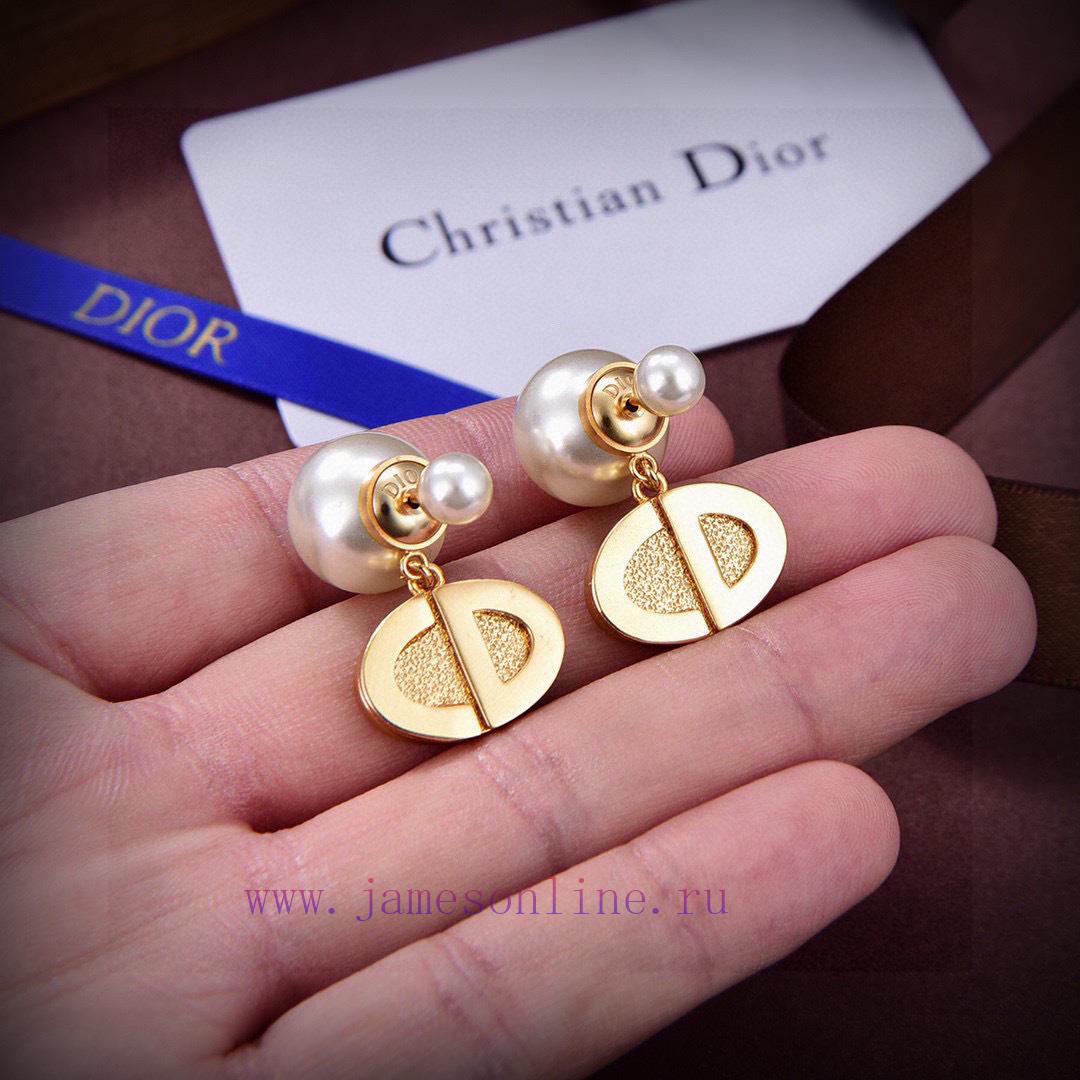 Dior's 2024 New Collection Beloved By Top Tier Brands Features Letter CD Earrings With A Metall ji72vjj2 - Image 5