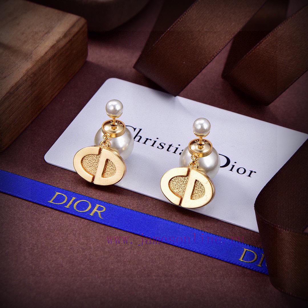 Dior's 2024 New Collection Beloved By Top Tier Brands Features Letter CD Earrings With A Metall ji72vjj2 - Image 7