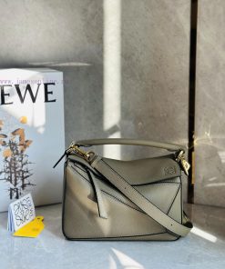 Loewe Bags ꫛꫀꪝPuzzle: Adding Another Member To The Lychee Skin Family 2023 Moss Green Simple And Atmospher 0ymw2g14