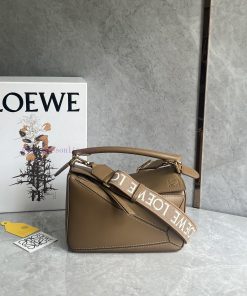 Loewe Bags ꫛꫀꪝ The New Version Is Here With Built-in BroadbandBrand New ️ 🩹 𝓟𝓾𝔃𝔃𝓵𝓮Satin Cowhide Anagram Em marses8l