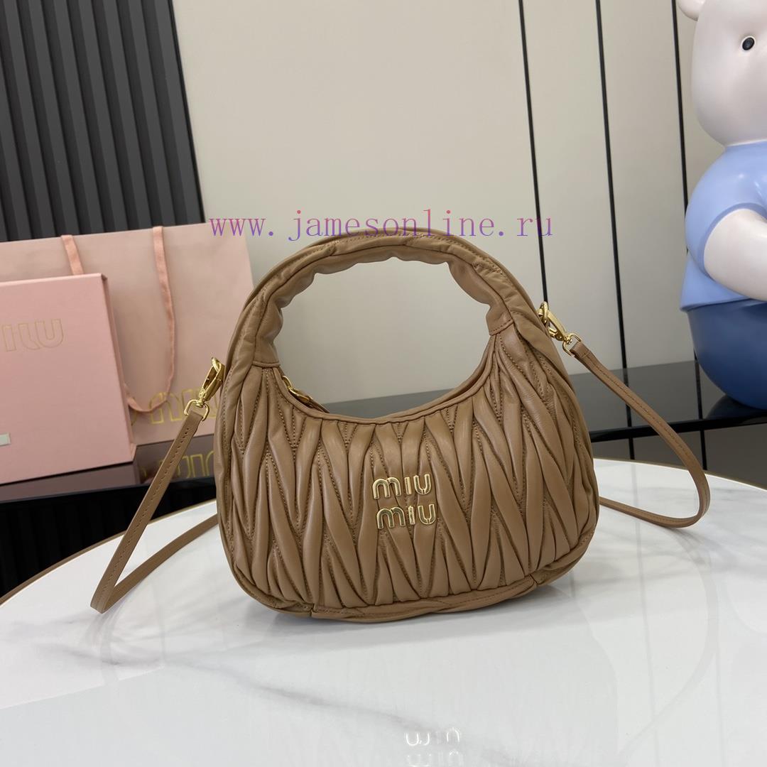MiuMiu Bags The New MiuWander Handbag Comes With A Complete Set Of Original Packaging. It Features The Icon urmie64h
